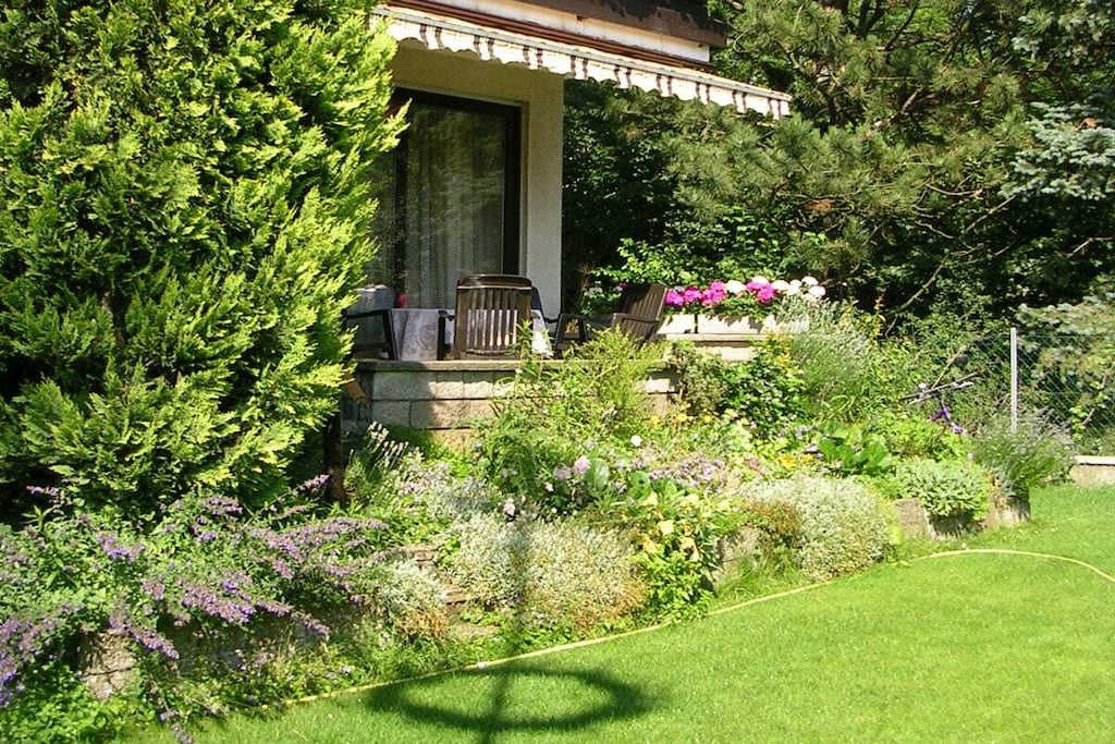 718