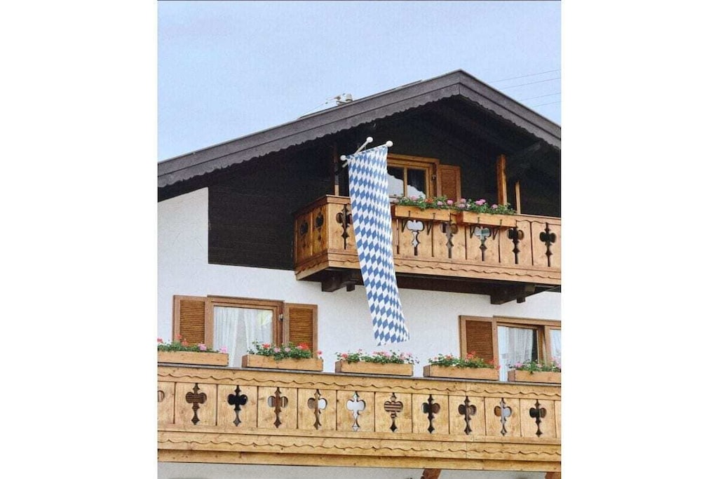 7686