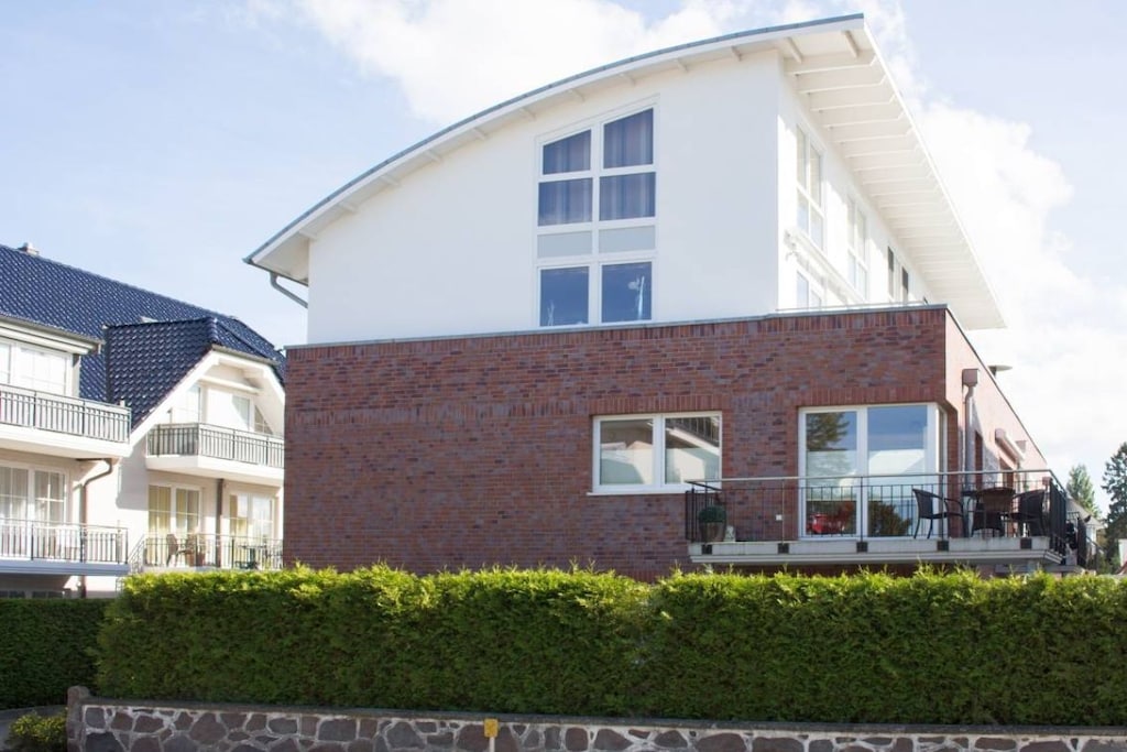 90858
