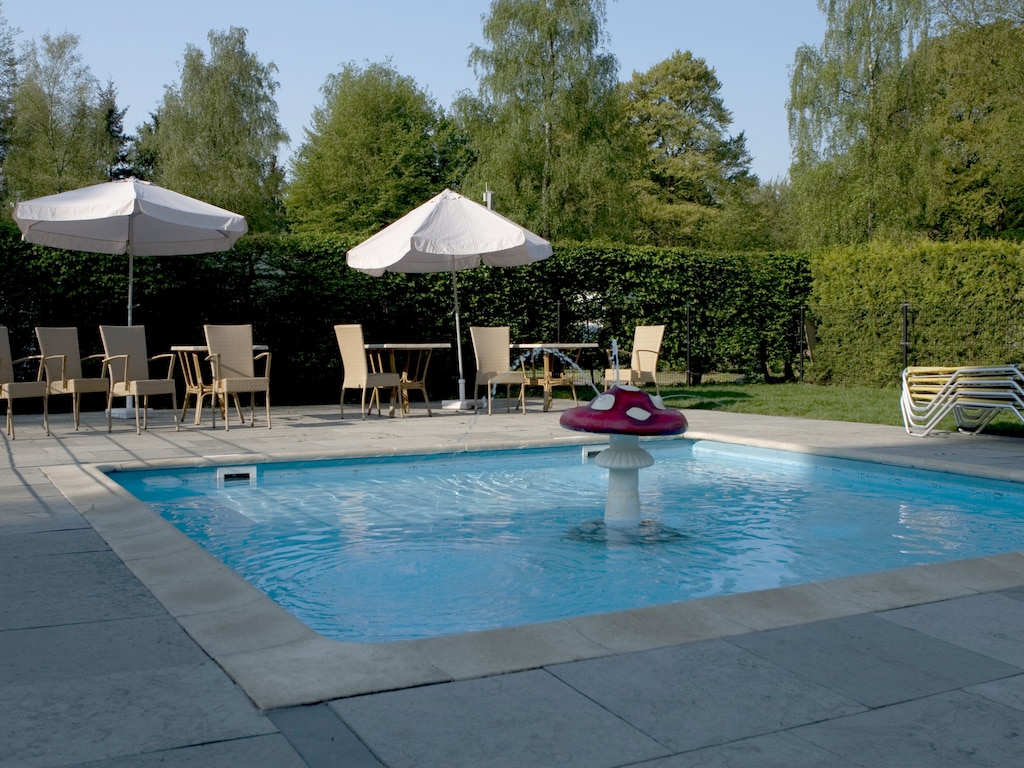 Huis met een tuin, omringd door bos