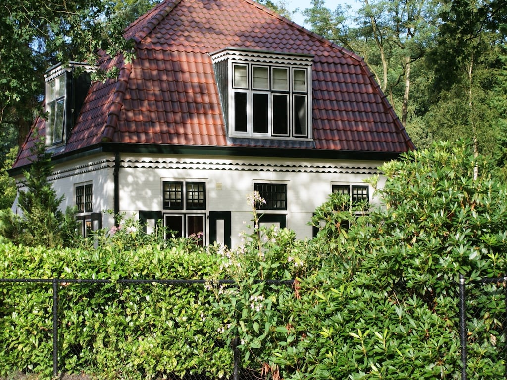 Haus mit einem von Wald umgebenen Garten