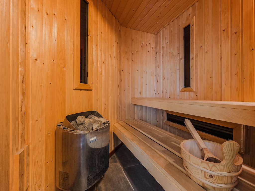 Freistehendes Chalet für 4 Personen im Ferienpark Arcen, Limburg, mit Infrarotsauna, haustierfreundlich und nahe Naturpfaden.