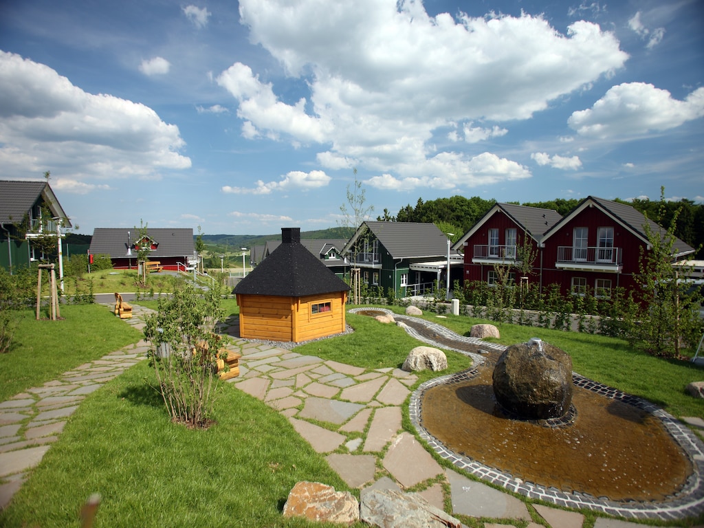 Dit in 2009 opgeleverde vakantiepark ligt middenin de Hocheifel, en beschikt over verschillende faciliteiten op het park zelf en op het nabijgelegen Eifeldorf, dat onderdeel uitmaakt van de mogelijkhe..