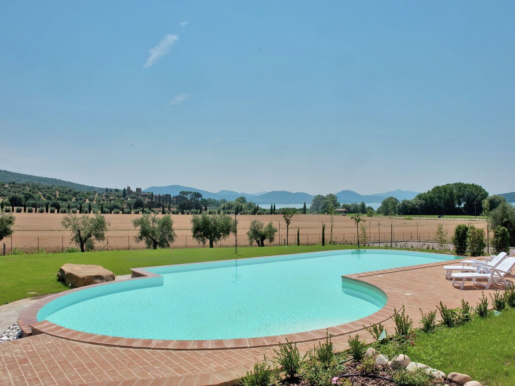 Sfeervol landhuis in Monde del Lago met een gedeeld zwembad