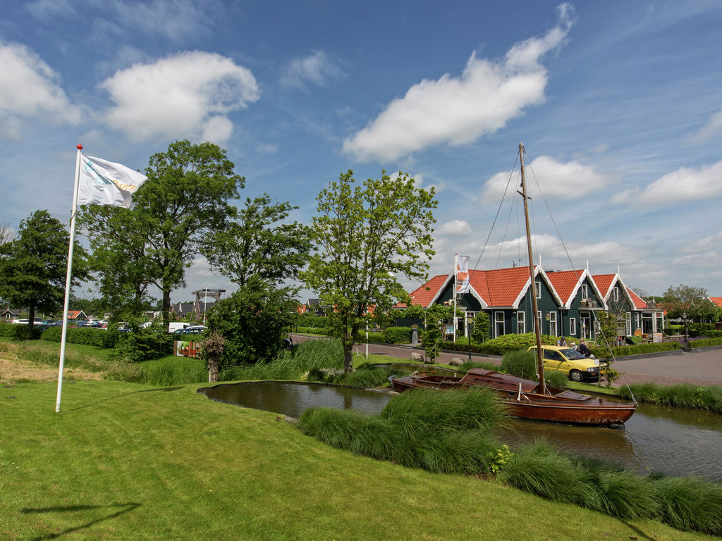Resort De Rijp ligt centraal in Noord Holland omgeven door veel water. Het ligt op korte afstand van steden als Amsterdam, Alkmaar en Zaanstad. Een uitgangspunt bij uitstek om de historierijke omgevin..