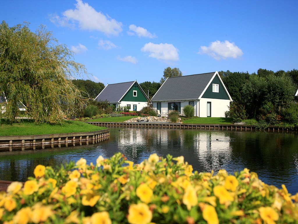 Vrijstaande villa met wasmachine, rondom een waterpartij