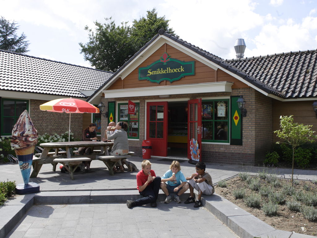 Landgoed De IJsvogel is gelegen direct bij de Veluwe, centraal in Nederland. Het is voorzien van een openlucht en overdekt zwembad en is tevens een uiterst geschikt uitvalsbasis voor het maken van ste..