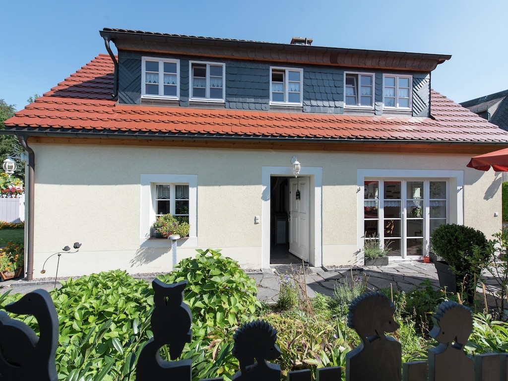 Onder momumentenzorg staande, comfortabele vakantiewoning met haard en terras in Saksen.