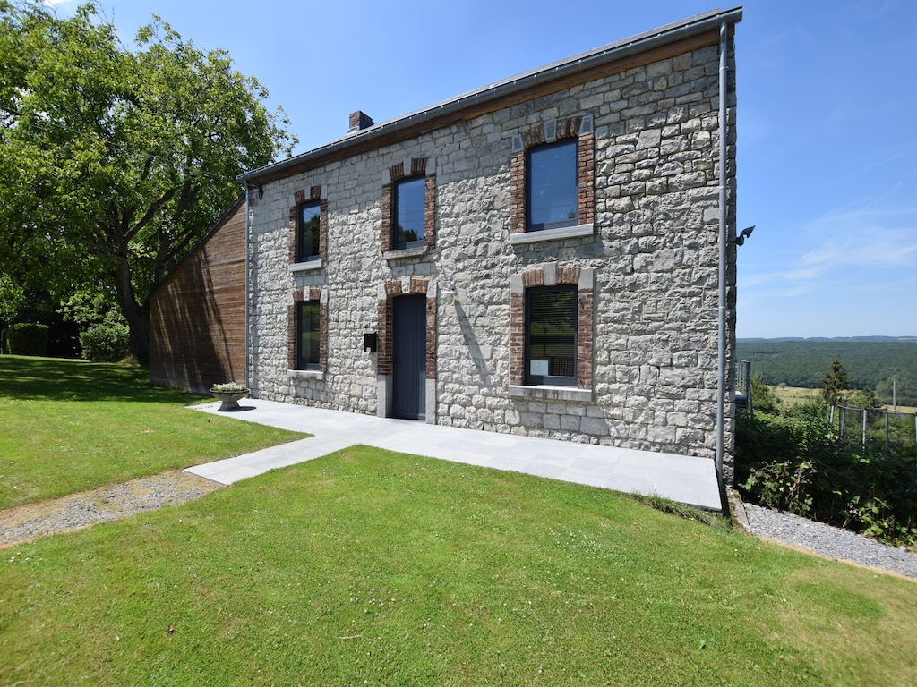 Vakantiehuis in Humain met BBQ & Uitzicht