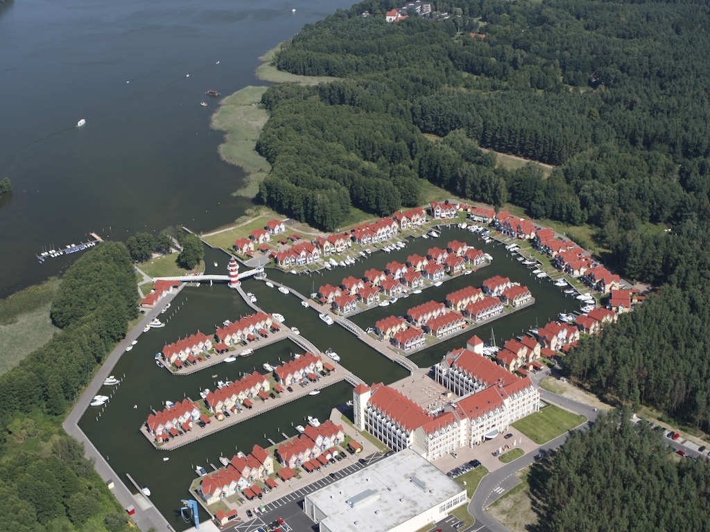 Hafendorf Rheinsberg ligt direct aan de oevers van het gelijknamige meer. Vakantie vieren direct aan het water in een mooie natuurrijke omgeving aan de rand van de Mecklenburger Seenplatte, het kan op..