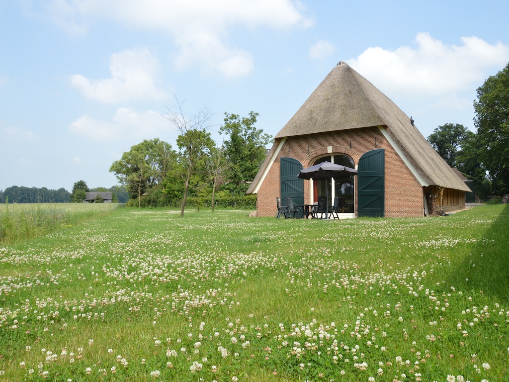Monumentale boerderij in het essenlandschap