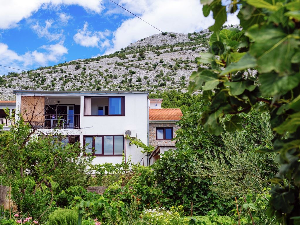 Authentiek appartement in Starigrad met een tuin en terras