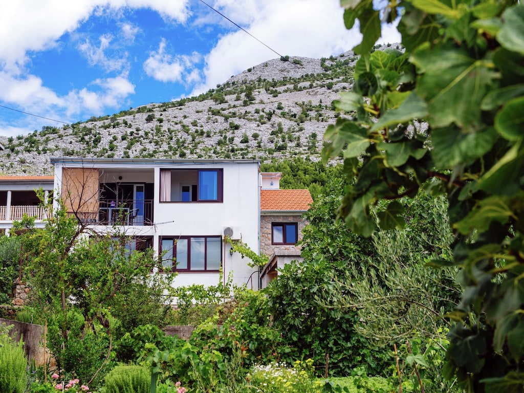 Authentiek appartement in Starigrad met een tuin en terras