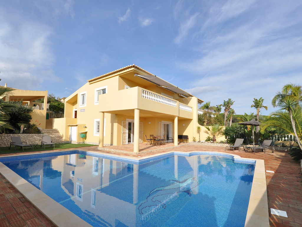 Riante 2 slaapkamer villa met prive zwembad op 150m van Meia Praia strand