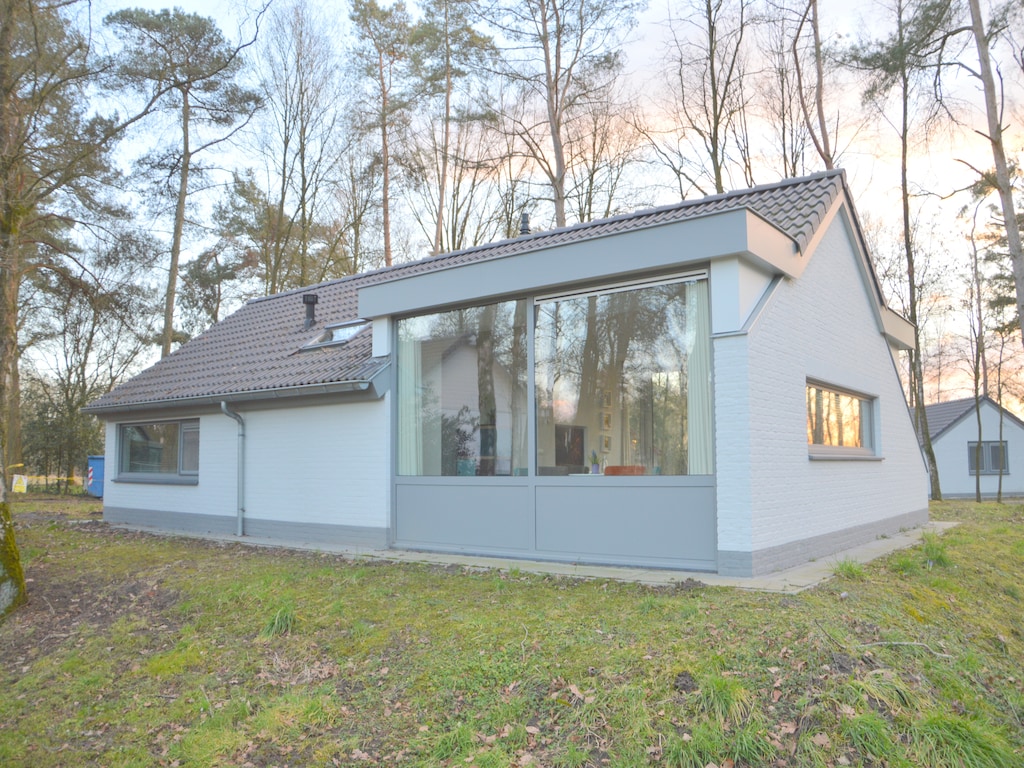 Bungalow mit Blick auf einen schönen Teich