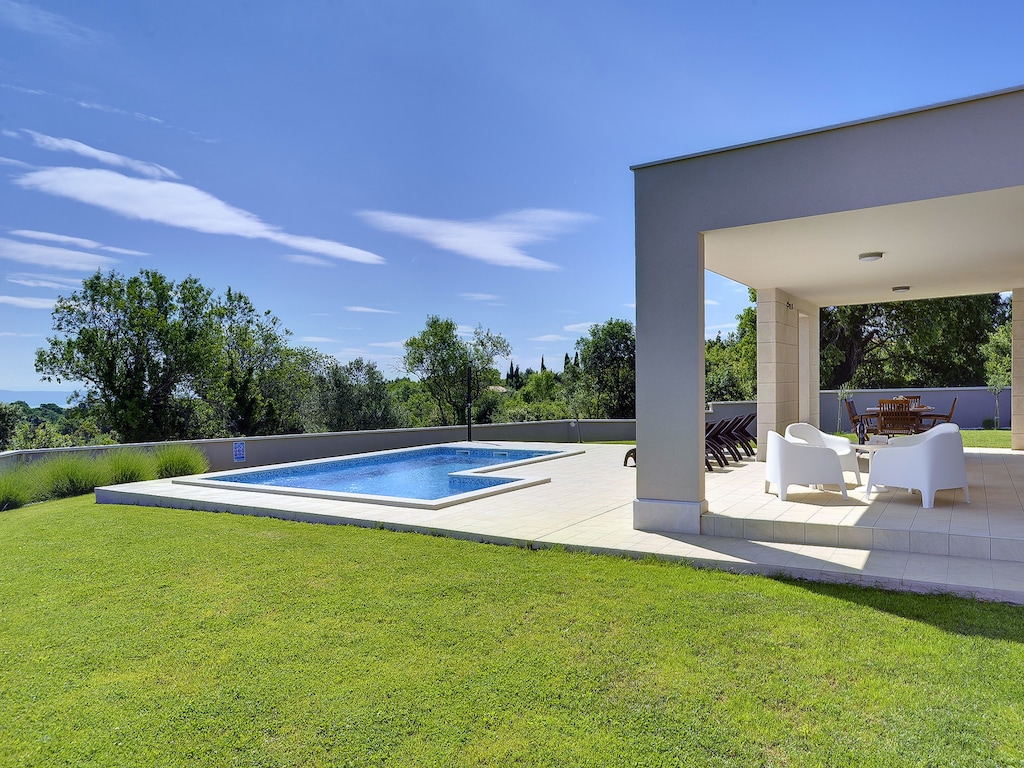 Moderne Villa Histria met zwembad en uitzicht