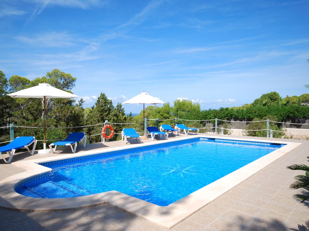 Villa met mooie buitenkeuken op Ibiza met uitzicht op bos en zee