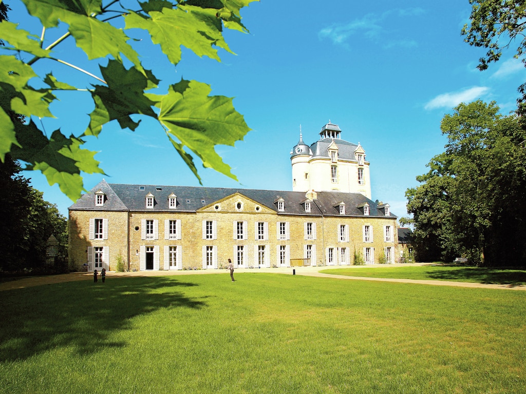 Apartment in a castle near Breton beaches