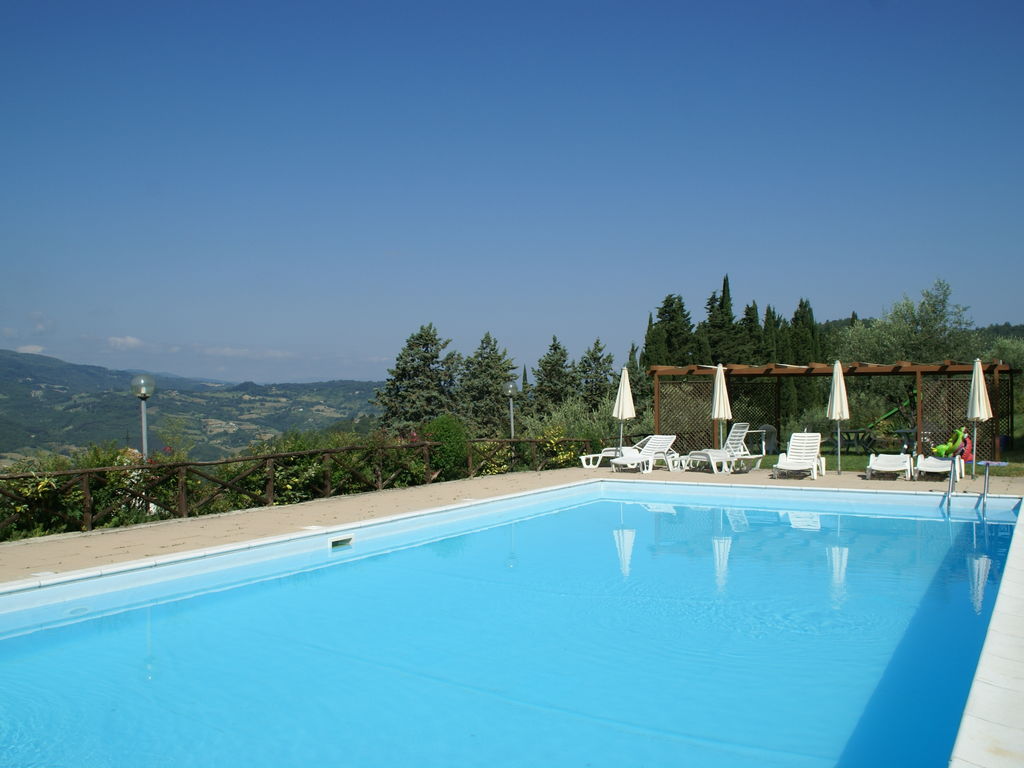 Sfeervol appartementencomplex op wijngaard met zwembad en uitzicht over Toscane