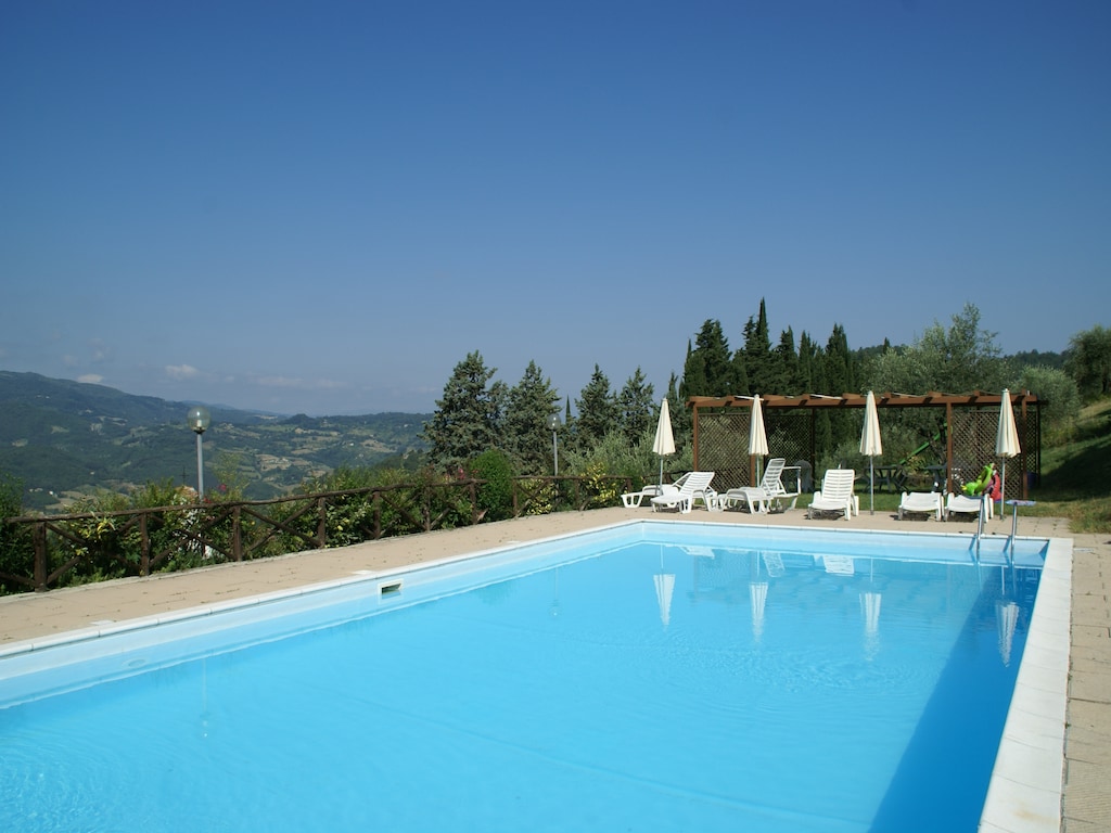 Sfeervol appartementencomplex op wijngaard met zwembad en uitzicht over Toscane