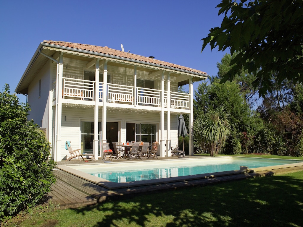 Villa met zwembad, in de buurt van het strand