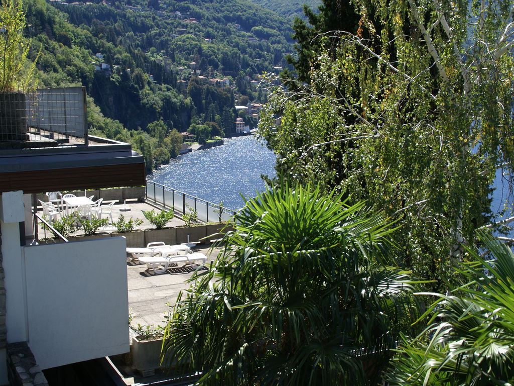 Ruim appartement in Pognana Lario met zwembad