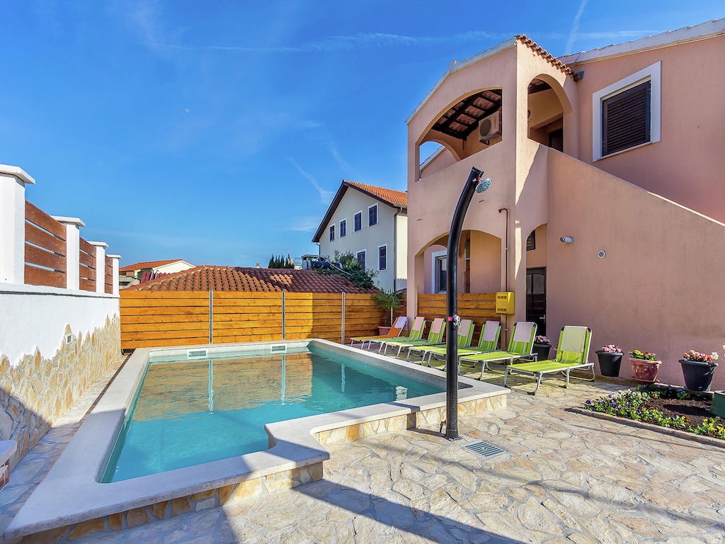 Appartement in Ližnjan met Zwembad