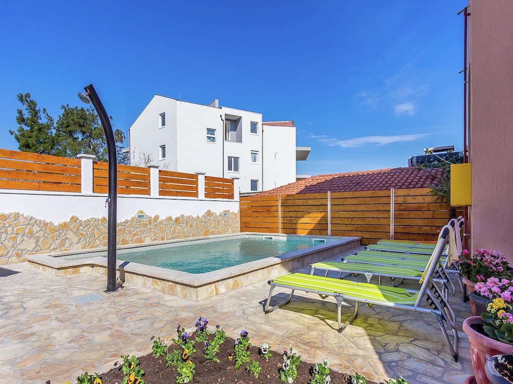 Appartement in Ližnjan met Zwembad