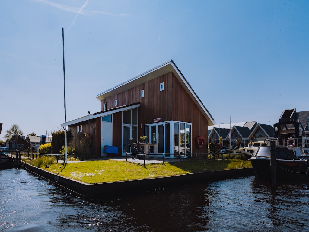 Aangepaste woning op prachtige plek, direct aan het Uitgeestermeer