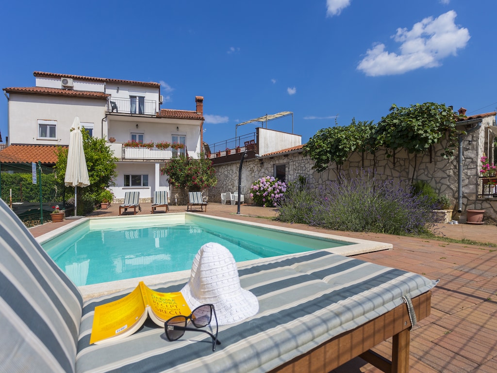 Villa in Kujici bij Strand met Zwembad