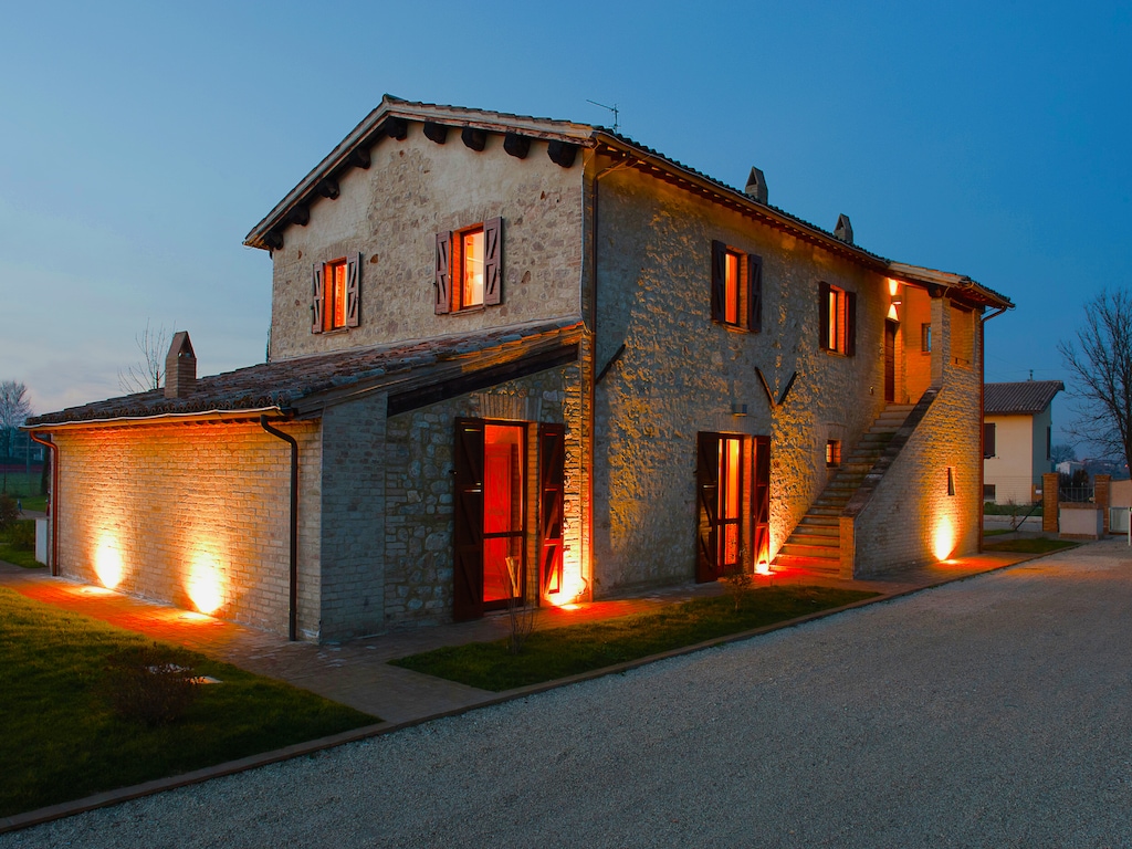 Modern, luxe appartement in gerestaureerde boerderij met zwembad middenin Italië