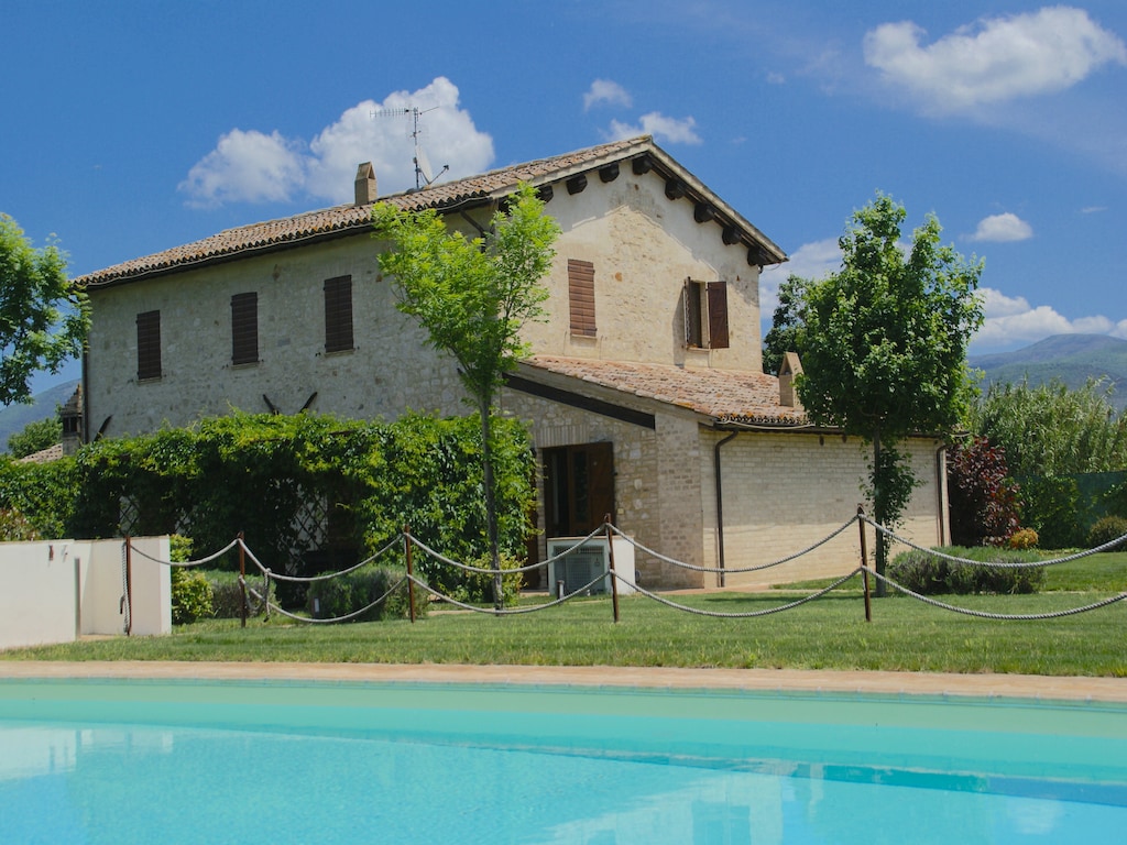 Vakantiehuis in Foligno met zwembad en BBQ