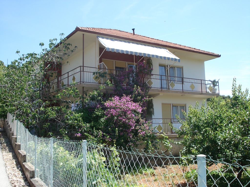 Fijn appartement in Dalmatië met uitzicht op zee