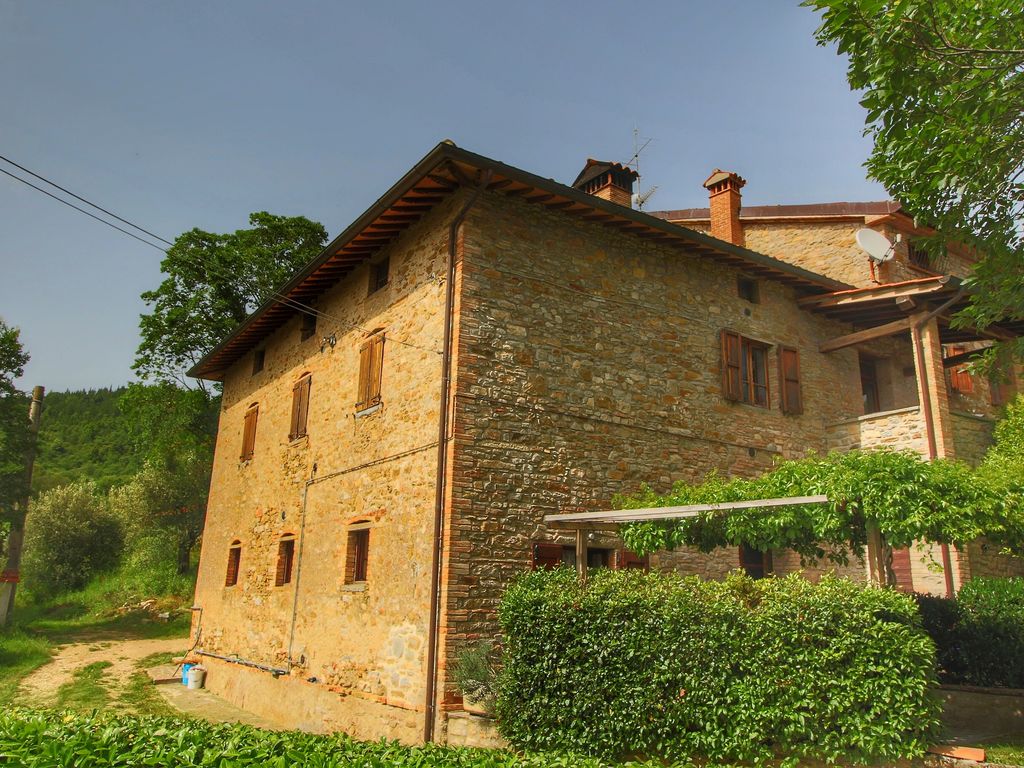 Bauernhaus mit Stallungen und Pferden