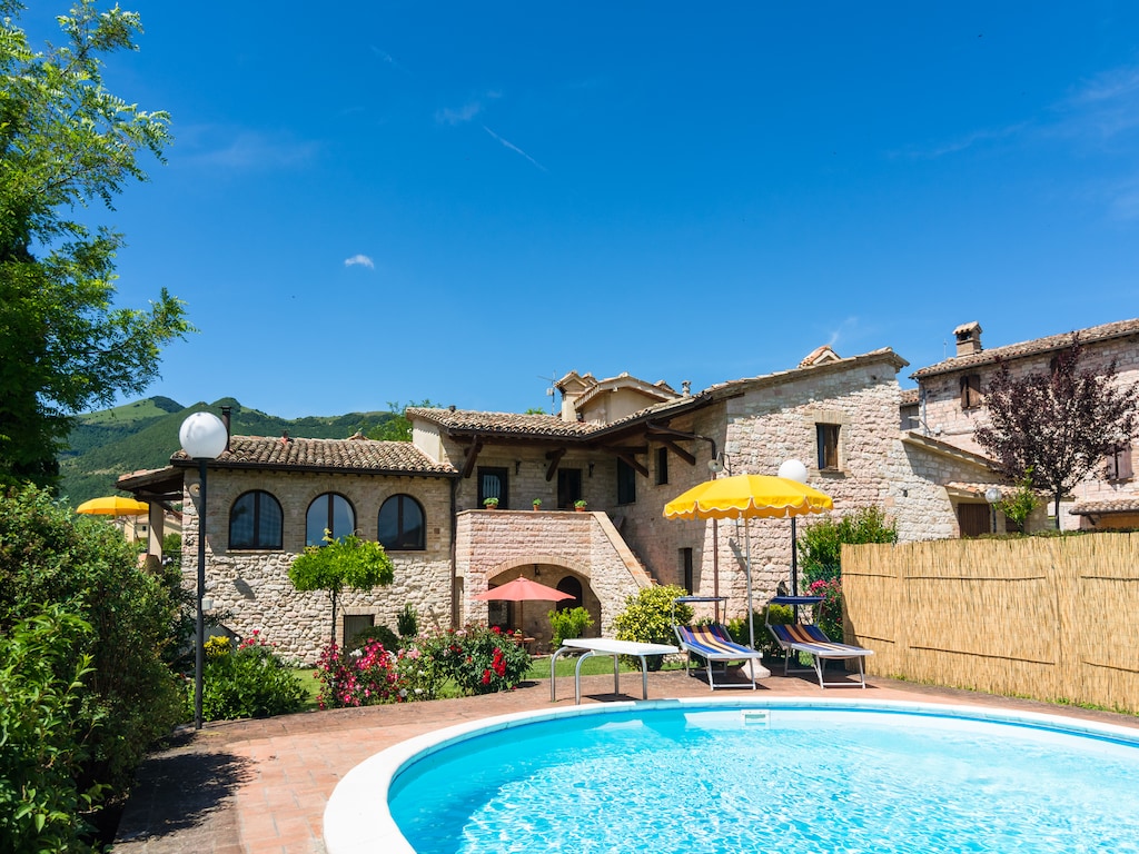 Ruim Vakantiehuis in Cagli met tuin