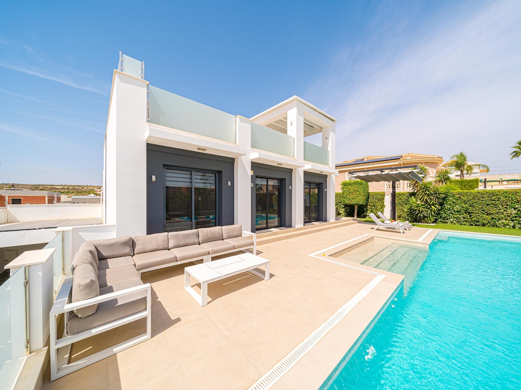 Villa in Torremendo met zwembad en meerzicht