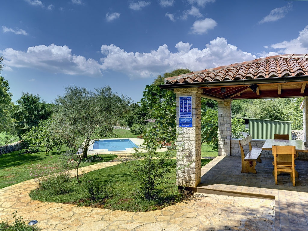 Rustieke villa Altura met zwembad, omringd door mediterrane groen
