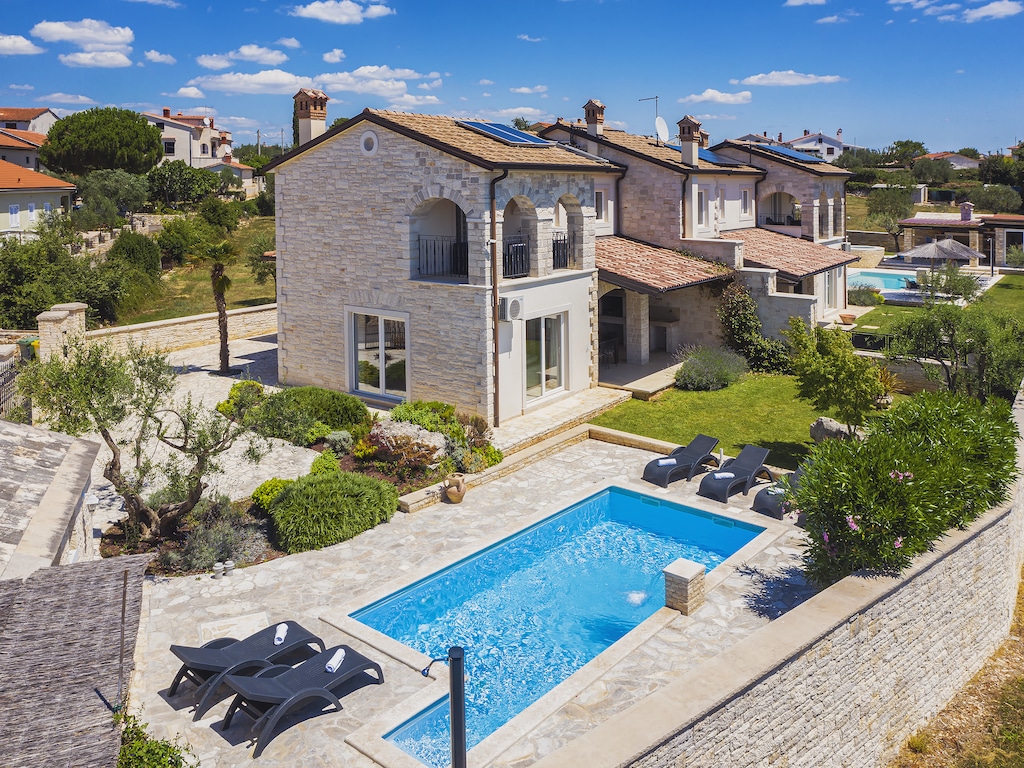 Villa bij Rovinj met zwembad en zeezicht