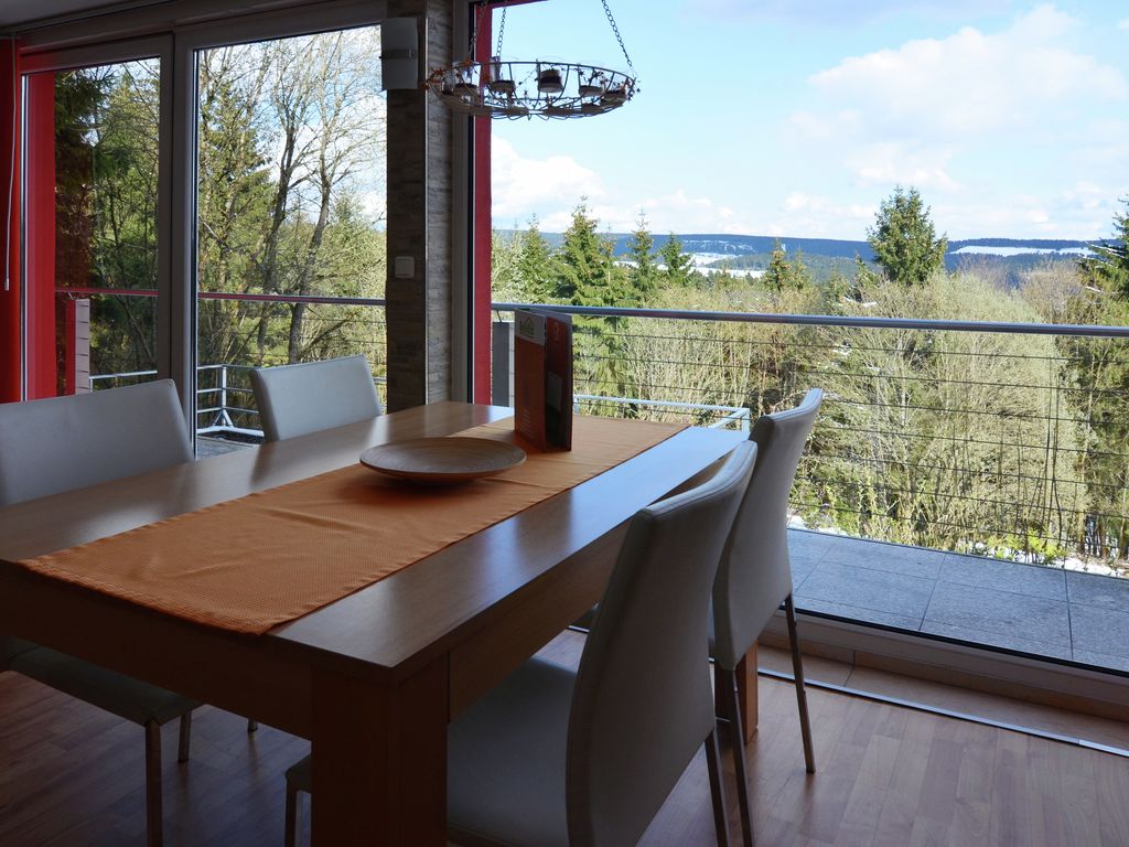 Mooi vakantiehuis in Schnett met houtkachel en balkon