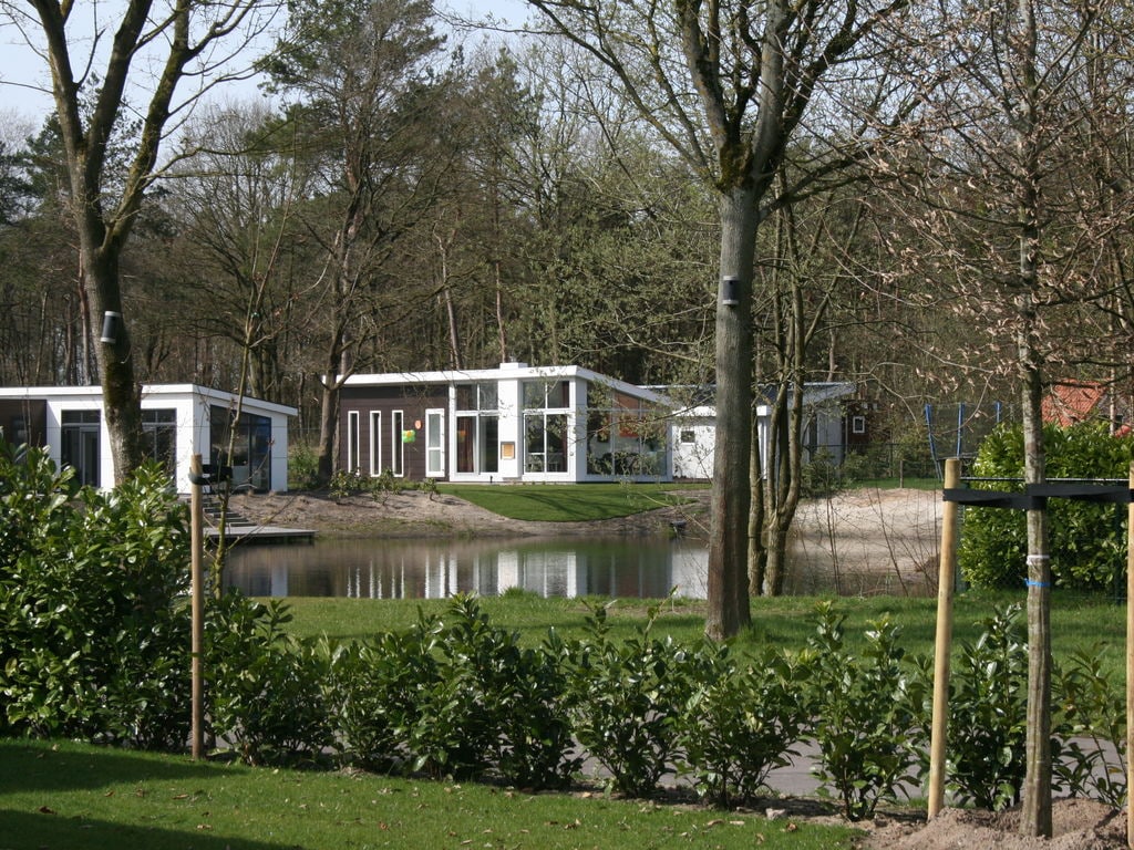Resort Reestervallei ligt in het Reestdal in de kop van Overijssel. Gelegen in een bosrijk gebied. Het heeft diverse faciliteiten voor jong en oud en het ligt op slechts 3 km. van speelvijver De Zwart..