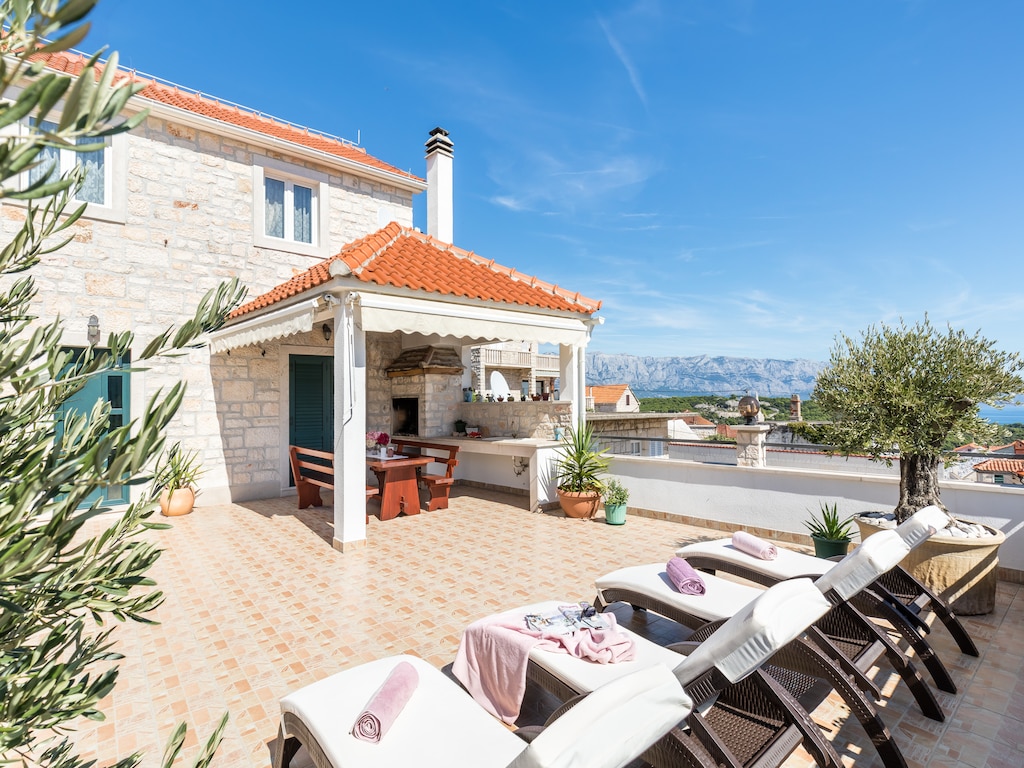 Mooie villa op Kroatisch eiland Brac met zeezicht