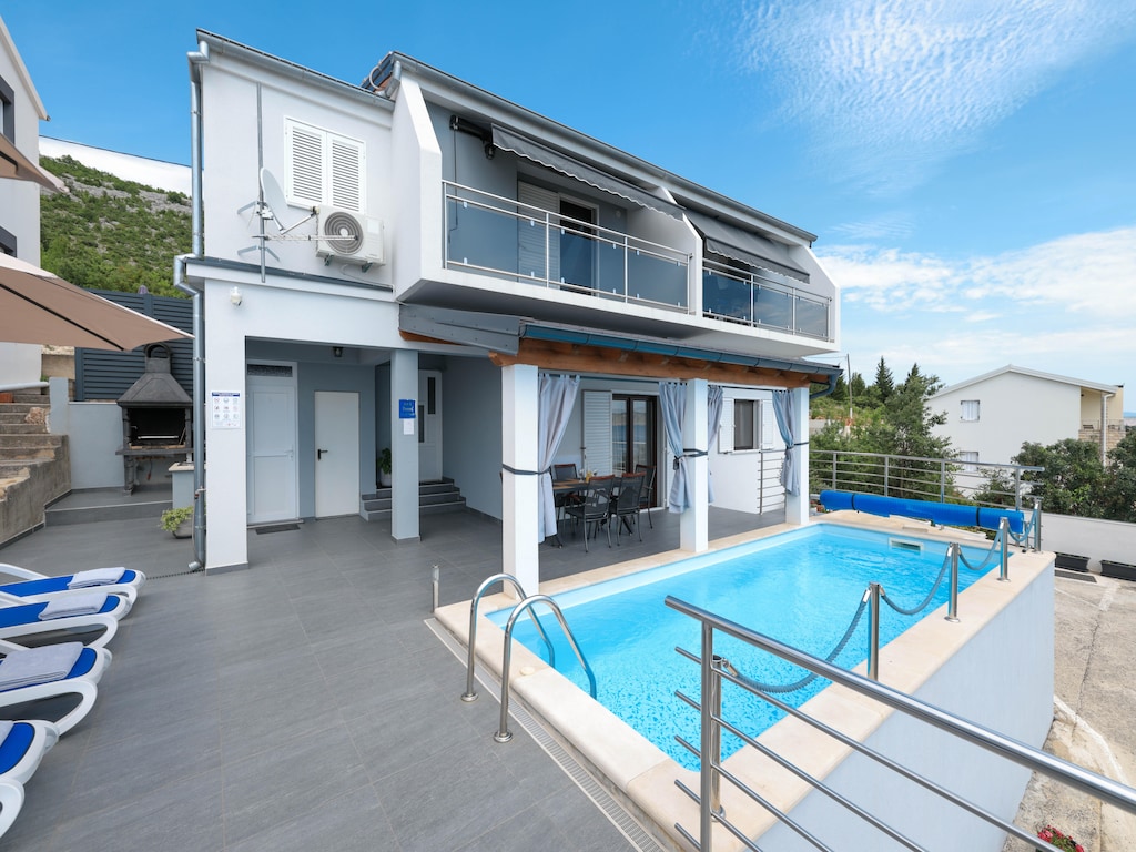 Luxe appartement met verwarmd zwembad in Starigrad