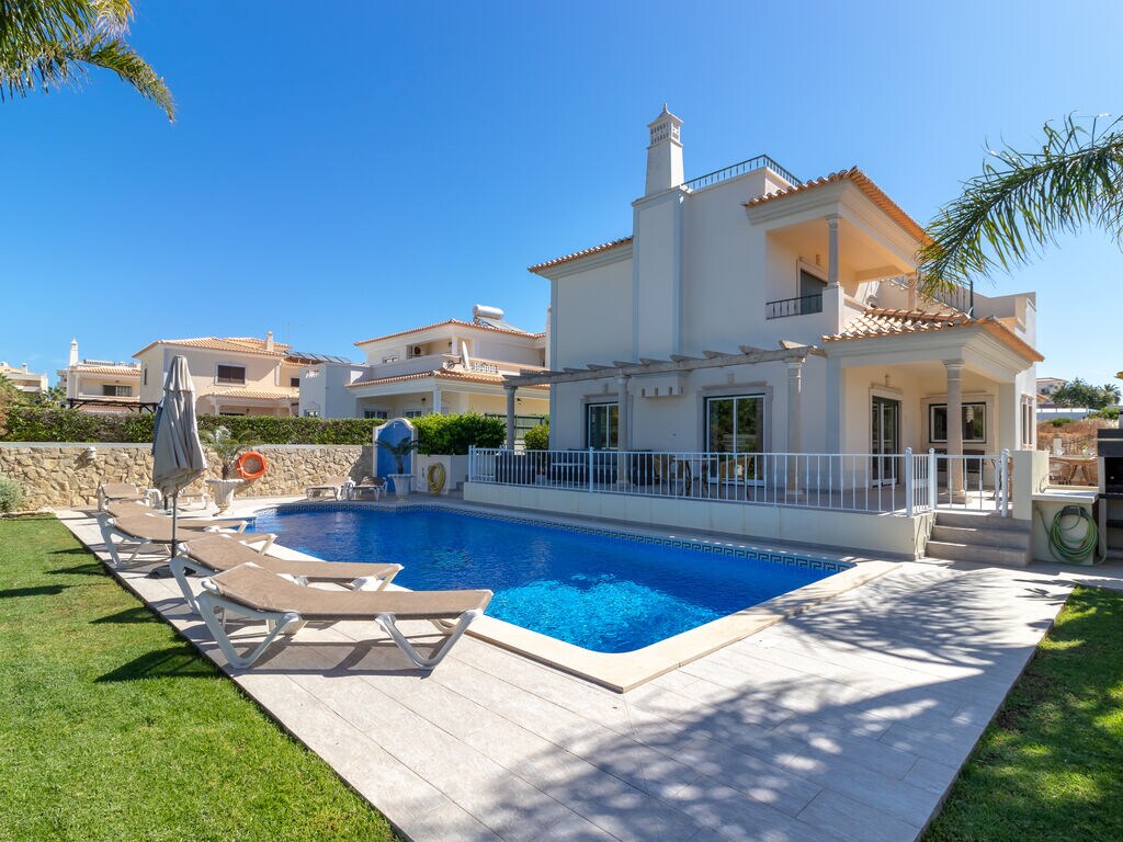 Luxe villa in Albufeira met verwarmbaar privézwembad