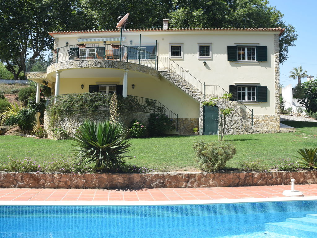 Mooie villa in de regio Lissabon, met grote tuin