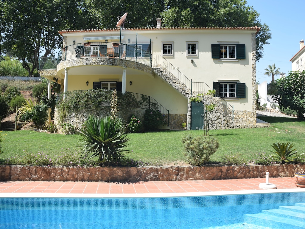 Mooie villa in de regio Lissabon, met grote tuin