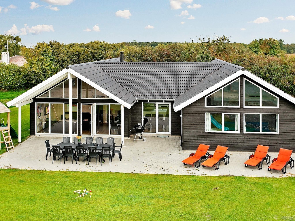 Luxe villa met zwembad aan zee