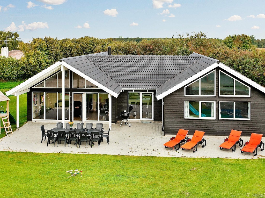 Luxe villa met zwembad aan zee
