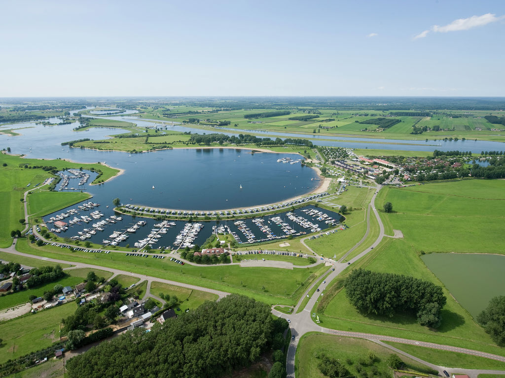 Der unglaublich vielseitige Ferienpark Eiland van Maurik liegt zentral in den Niederlanden, in der Betuwe, direkt am Freizeitsee und verfügt über viele Einrichtungen.