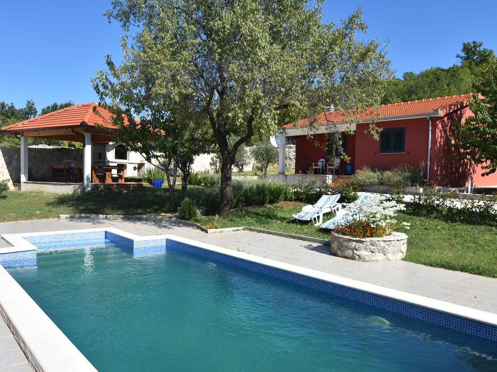 Knusse villa vlak bij Split met privé zwembad