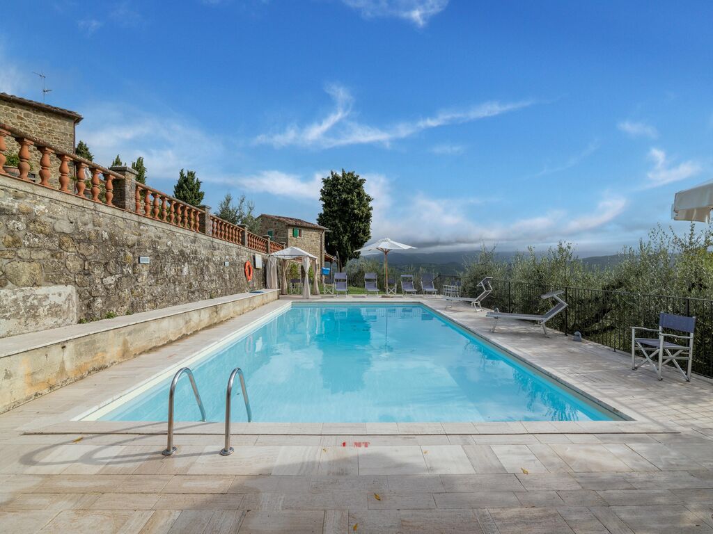 Panoramisch stenen appartement met zwembad